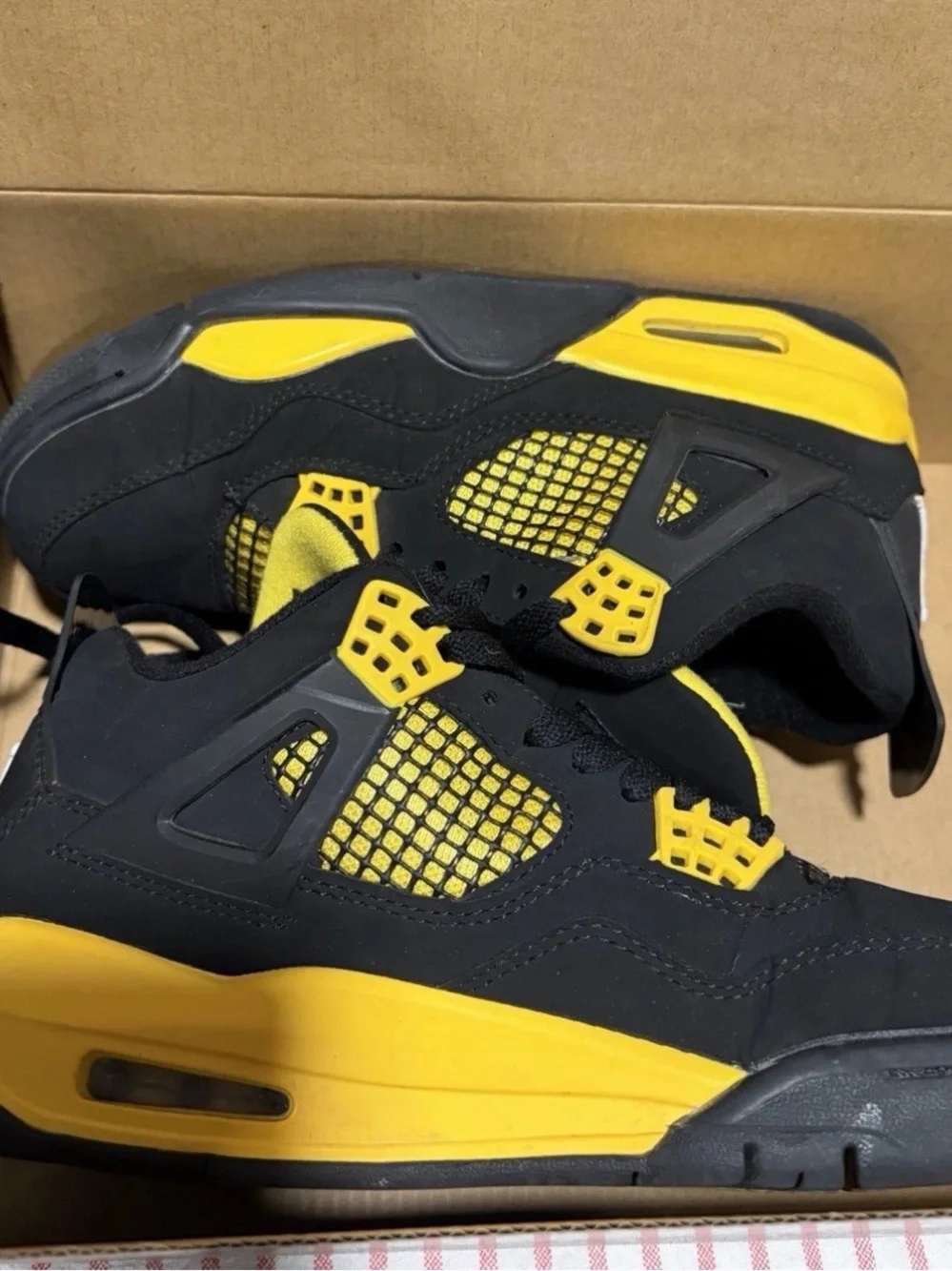 Air Jordan 4 Retro Black & Yellow - 7.5 men’s